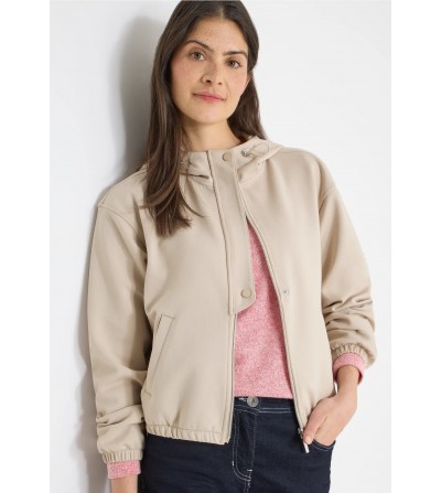 Chaqueta moderna con capucha
